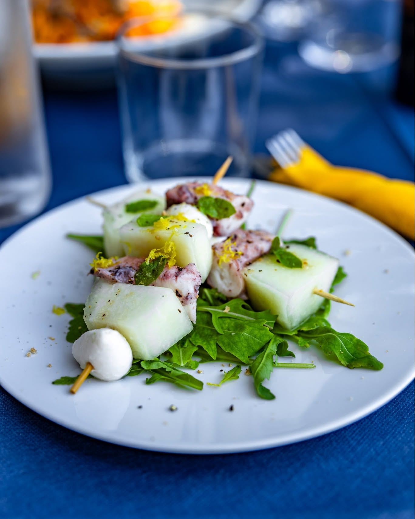 Spiedini di polpo con melone, mozzarella e rucola